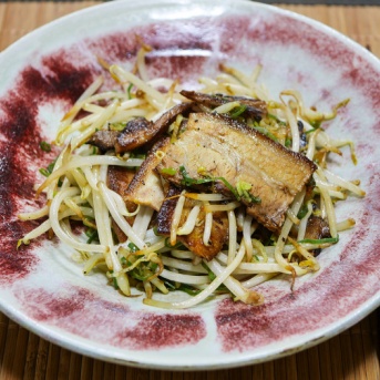 今日も冷凍庫の整理「チャーシューもやし炒め」&鶏すき焼きから糸こんにゃくから焼き豆腐