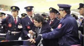 【動画】鉄オタが廃止直前の東横線ホームから出たくないと暴れ、警備員に取り押さえられる