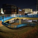 夜散歩のススメ5285「ちょいグニャグニャなスロープ」