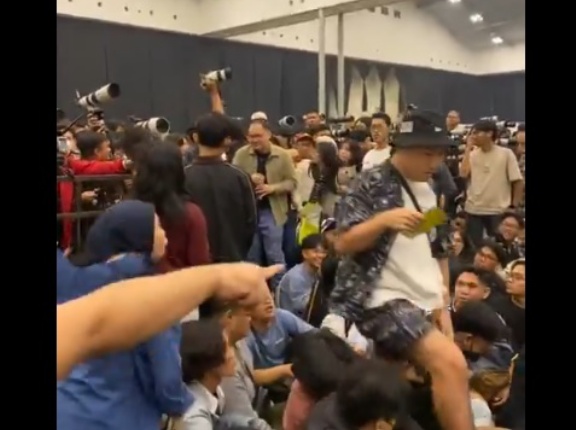 【日本の恥】AKB最前管理オタク　インドネシアで開催されたJKT48×AKB48コラボイベントで割り込みしてボコられる