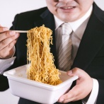 【衝撃】ペヤングの会社の人「やべぇ…G混入したンゴ…」→