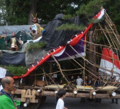 仁科三湖を横断する断層、御船祭り大人船いよいよ出陣。