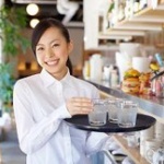 飲食店「バイト中は座るな！髪型は黒髪短髪だ！チノパン革靴厳守だ！さぁ受け取れ！９００円だ！！」