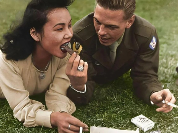 【1946年】日本人女性が米兵とチョコを食べてる写真が話題に！　海外の反応。