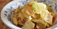 【春キャベツはこう食べる】油揚げでうま味たっぷりのクタクタ煮の作り方