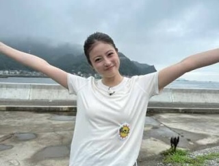 今田美桜白ティーシャツ