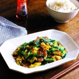 『辣油やにんにくで香りよく！！めんつゆを使って豚肉を香ばしく焼き減塩★ピリ辛も食欲をそそる♪「辣油とにんにく香り立つ豚バラブロックにら玉」【レシピ1971】【スパイス大使】』の画像