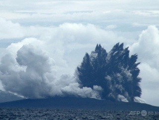 インドネシアで噴火相次ぐ　火山灰飛散で6空港閉鎖