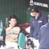 日ハム西川、大先輩鶴岡にオラついてる？じゃれ合ってるだけ？