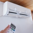 エアコンの直風つらすぎた…貼るだけ風対策グッズが想像以上によかった