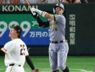 阪神・佐藤輝　衝撃の看板直撃弾　推定飛距離１４６メートル　野球少年からの“ラブレター”に応えた