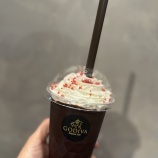 『【奢られたら、飲むしかない！】ゴディバの新作「クラッキングチョコレートショコリキサー」がマジで悪魔的に美味かった件』の画像