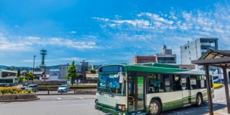 一般車進入禁止のバスロータリーに乗用車が侵入→交番に駆け込んで警官に教えてあげた。すると彼女が…