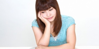 一昨年配偶者を亡くした義兄が昨年子供が出来て結婚。早すぎるし正直この夫婦と付き合いたくない。