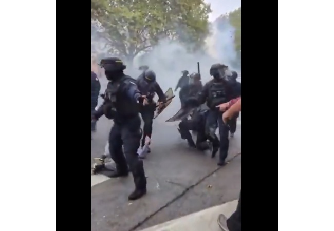 フランスデモ「ついにルーブル美術館攻防戦始まる」