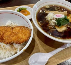 曙にオープンした『あけぼの一丁目食堂』で『生姜醬油ラーメン ささ身カツ丼セット』食べてみた。