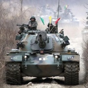韓国人「お前らの軍隊が使ってる中で最も古いものって何？」