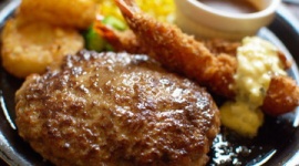 某ファミレス「人気ハンバーグ」の裏側…外食の達人が激怒！「このハンバーグはひどすぎる」
