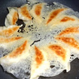 『餃子の焼き方・決めては水溶き小麦粉』の画像