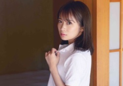 【朗報】秋元真夏2nd写真集、売り上げ10万部突破！！！