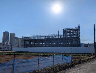 「柏の葉キャンパス」北部の16号沿いのカーディーラー「（仮称）ポルシェ柏センター」の工事状況（2025年11月24日）