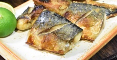 皮がパリっと♪鯖のオイル焼き
