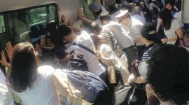 電車に挟まれた女性救出のため自主的に電車を降り、乗客総出で救出作業