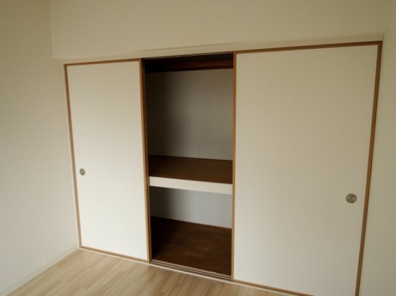 中学3年生だった少女（16）に拘束具を付けて押入れに入れ、監禁したとして40代の両親と20代の長兄を逮捕