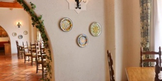 【にじさんじ】ンゴ、「志摩スペイン村には大量の絵皿が飾ってある」発言で志摩スペイン村の偉い大人達がひたすら皿を数えることに