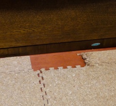 ほじくられるコルクマット