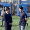 侍ジャパン井端監督がDeNA2軍施設「DOCK」を訪問！　牧秀悟選手、山本祐大選手があいさつ