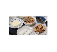 晩御飯：ごぼうとこんにゃくとかの煮物、鮭ハラス西京焼き、井上の蒲鉾、冷奴、わかめの酢の物