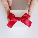 付き合ってもいない女友達の誕生日に3万のバッグあげたらきもい？