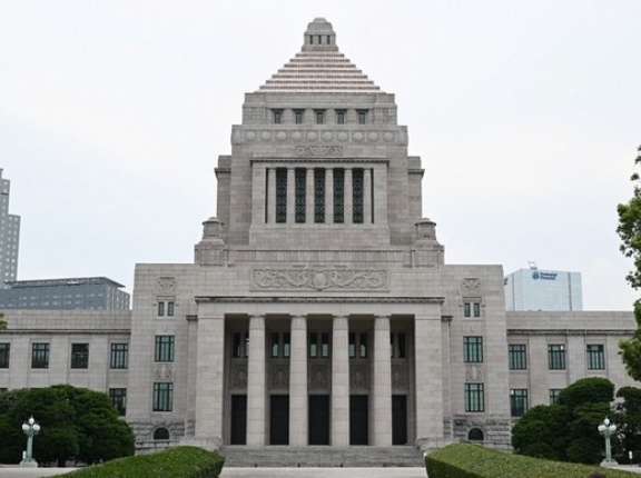 日本政府「税収は80兆円しかない。でも支出に必要なのは140兆円必要なんです。」
