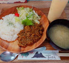 伊豆大島元町港近くにある喫茶酒場なべきちのキーマカレーとべっこう丼に心ふるえる