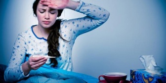 高熱出して寝込んでたら彼氏がお見舞いに来てくれたんだけど熱で寝れるか寝れないかウトウトしてる横で彼氏は…