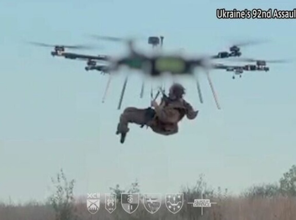ウクライナ軍、「世界初」大型ドローンで空から負傷兵1人の救出に成功！