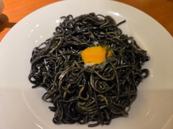 まさにお月見な"黒麺×ガーリックライスの満月仕立て"をデニーズで食べてみた