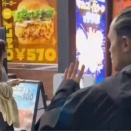 【悲報】黒人さん、TikTokのデマを信じ来日・・・『日本人女性と子供を作ると政府から約1200万円貰える』