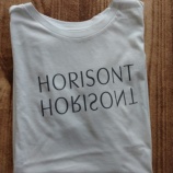 『良く考えられてる大人のロゴTシャツと巾着ポシェット』の画像