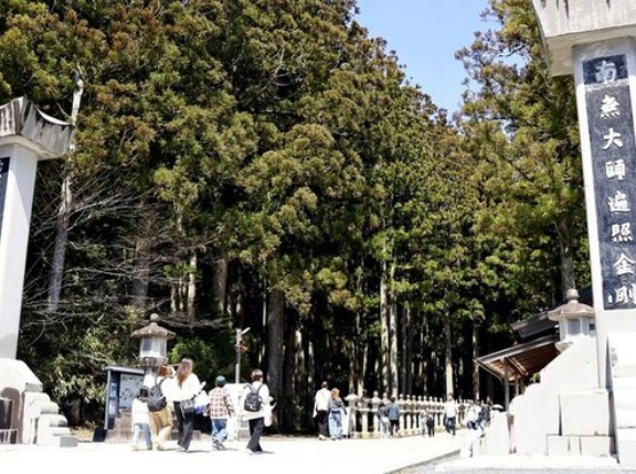 高野山「露出の多い服装の女人の方は修行僧の煩悩をかきたてるが故、お控えください」