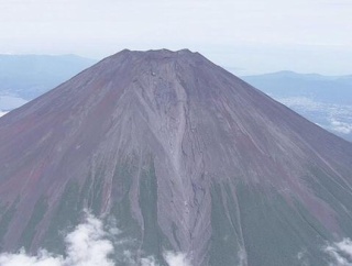 富士山御殿場口で６日夜遭難者による救助要請が相次ぐ　４５歳女性会社員はぜんそく薬を持ってくるのを忘れ、２０歳女子大学生は高山病