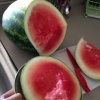スイカと果物ナイフ。