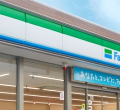 『制服に新ルール採用のファミマが人材確保する為にヒジャブなどの着用や自由な髪色OKにし客離れる件』