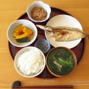 カマスの干物、南瓜のたいたん、納豆、塩昆布