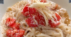 ごま香る、トマトと生姜のチーズ粒つゆかけうどん【乳和食アンバサダー・PR】