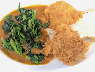 夜の「カレーの家」で新トッピング「ほうれん草のソテー」添え「スティックカレー（辛口）」