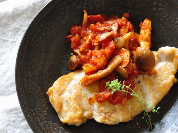 ソースをたっぷりのせて召し上がれ!【チキンステーキ キノコのトマトソース】の作り方と2日分の晩ごはん(肉まみれ)