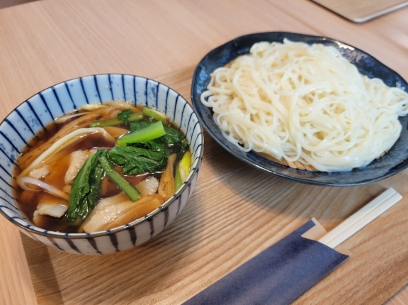 【開店】稲庭うどん 淙々(そうそう)で看板メニューの肉つけ汁うどんを食べてみたら美味しかった！