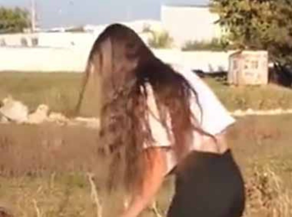 お姉さんが背中に乗ろうとする。優しくてこの包容力！ → 紳士は無言でこうします…